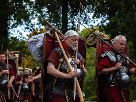 Roman legionaries with marching packs | © Patrick Beier