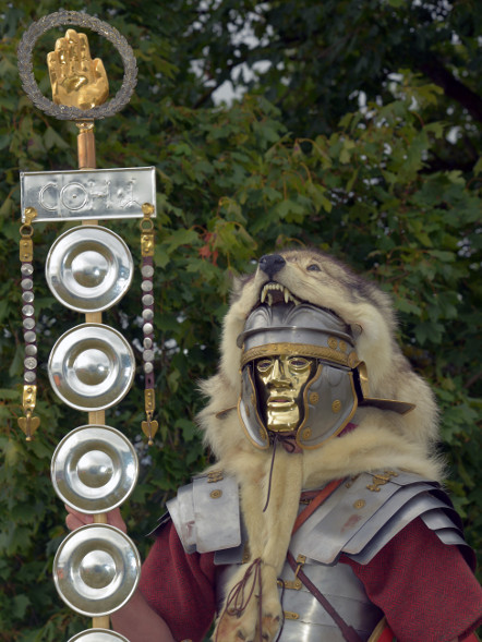 Signifer mit Gesichtsmaske | © I. Roemercohorte Opladen e.V. Signifer mit Gesichtsmaske | © I. Roemercohorte Opladen e.V.