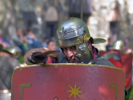 Ein Legionär sticht mit dem Gladius | © I. Roemercohorte Opladen e.V.