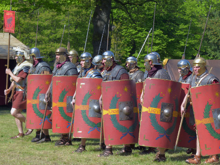 Legionäre rücken in Linie vor | © I. Roemercohorte Opladen e.V.