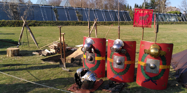 Ausrüstung neben dem Feldbackofen vor dem Römermuseum Haltern | © I. Roemercohorte Opladen e.V.