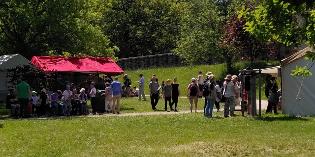 Visitors in front of the tabernae at Limes Fort Saalburg | © I. Roemercohorte Opladen e.V.