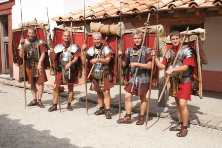 Am Ziel vor den Barracken des Legionslagers Vindonissa | © I. Roemercohorte Opladen e.V. Am Ziel vor den Barracken des Legionslagers Vindonissa | © I. Roemercohorte Opladen e.V.