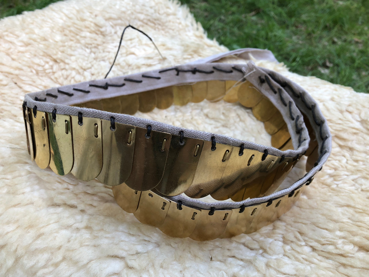 Schuppenkette, mit Pechdraht auf Leinenstreifen aufgebracht | © I. Roemercohorte Opladen e.V.