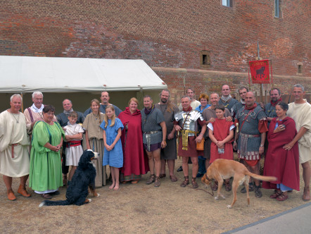 Gruppenfoto einiger Vereinsmitglieder und Gäste | © I. Roemercohorte Opladen e.V. Gruppenfoto einiger Vereinsmitglieder und Gäste | © I. Roemercohorte Opladen e.V.