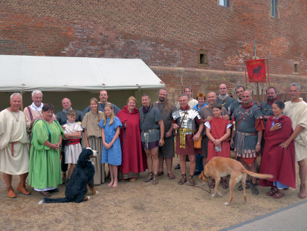 Gruppenfoto einiger Vereinsmitglieder und Gäste | © I. Roemercohorte Opladen e.V.