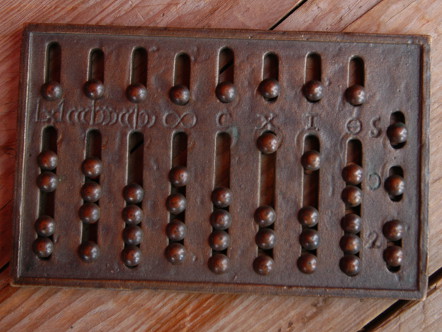 Ein rekonstruierter römischer Abacus | © I. Roemercohorte Opladen e.V. Ein rekonstruierter römischer Abacus | © I. Roemercohorte Opladen e.V.