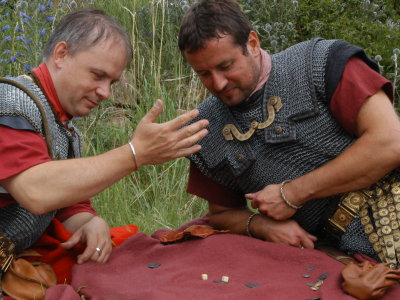 Römische Soldaten beim Würfelspiel | © I. Roemercohorte Opladen e.V. Römische Soldaten beim Würfelspiel | © I. Roemercohorte Opladen e.V.